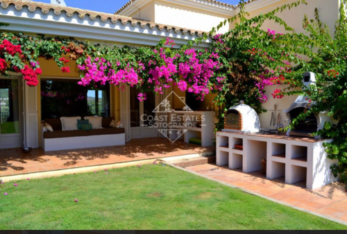 Villa in Calle Faisan with private gym in Sotogrande Alto available for summer rentals